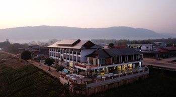 sand and river hotel