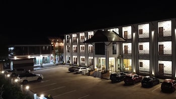 sand and river hotel