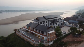 sand and river hotel