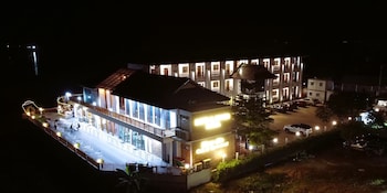 sand and river hotel