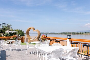 sand and river hotel