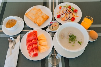 sand and river hotel