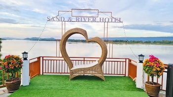sand and river hotel