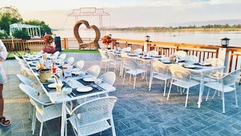 sand and river hotel