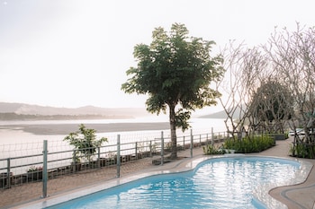 sand and river hotel