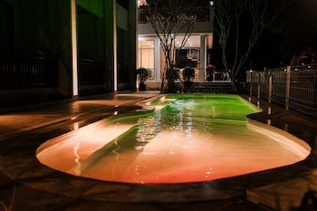 sand and river hotel