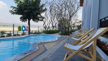 sand and river hotel