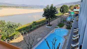 sand and river hotel