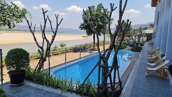 sand and river hotel