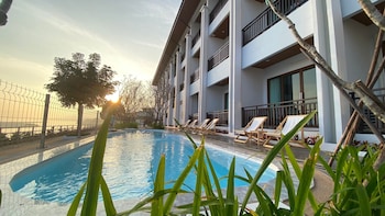 sand and river hotel