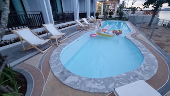 sand and river hotel