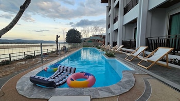 sand and river hotel