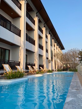 sand and river hotel