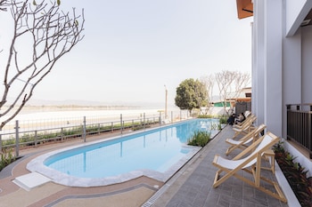 sand and river hotel