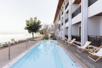 sand and river hotel