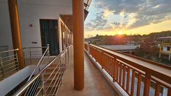 sand and river hotel