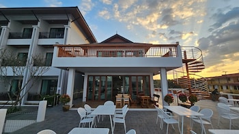 sand and river hotel