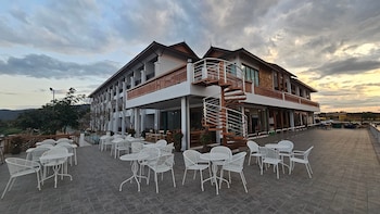 sand and river hotel