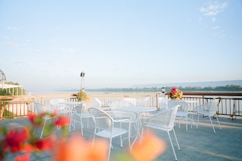 sand and river hotel