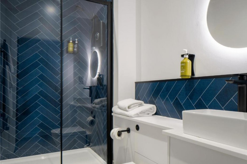 Station Suites,,4 star