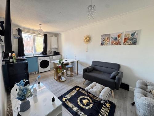 charming london apartment retreat