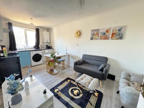 charming london apartment retreat