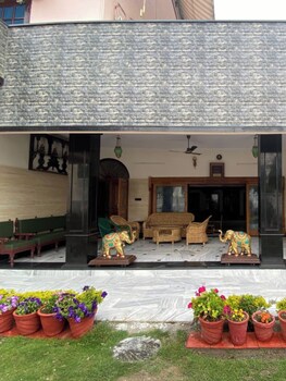 samar niwas dehradun