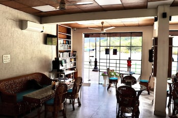 maayaa inn by ganges