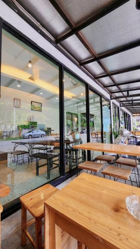 jonah hotel