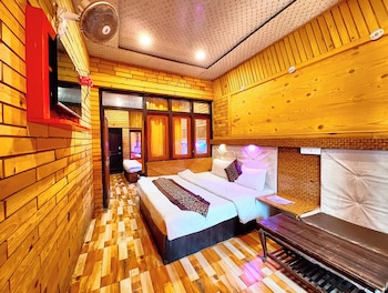 hotel lake view mall road near lake