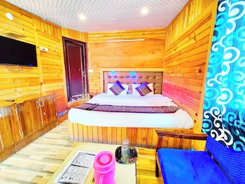 hotel lake view mall road near lake