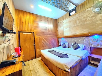 hotel lake view mall road near lake