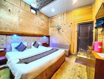 hotel lake view mall road near lake