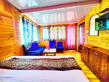 hotel lake view mall road near lake