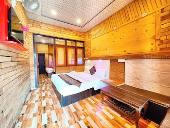 hotel lake view mall road near lake