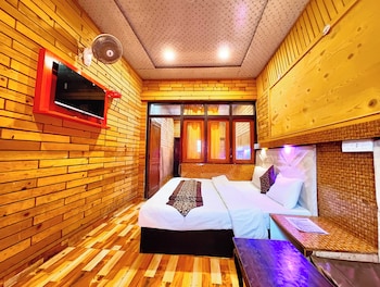 hotel lake view mall road near lake