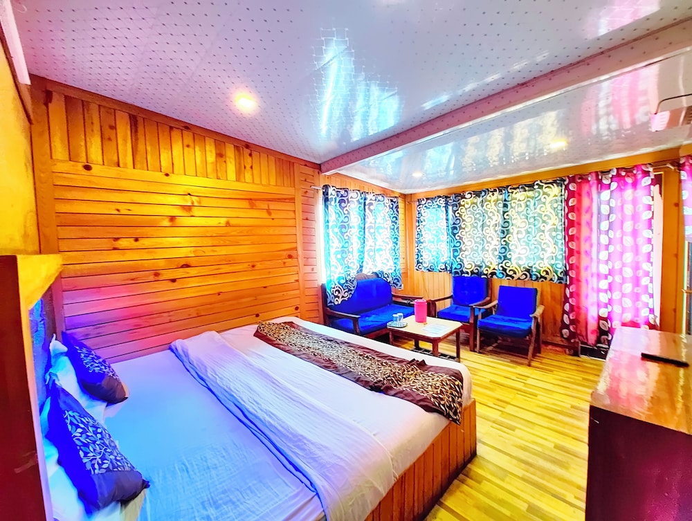 hotel lake view mall road near lake