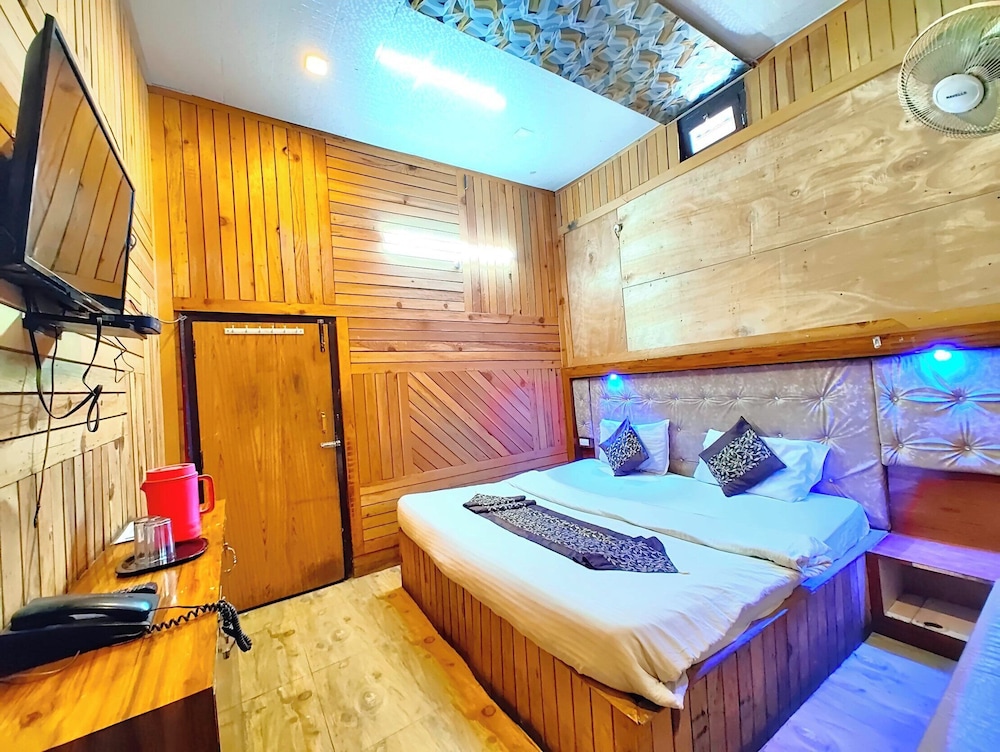 hotel lake view mall road near lake