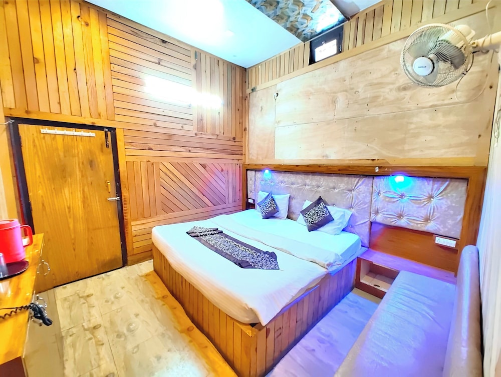 hotel lake view mall road near lake