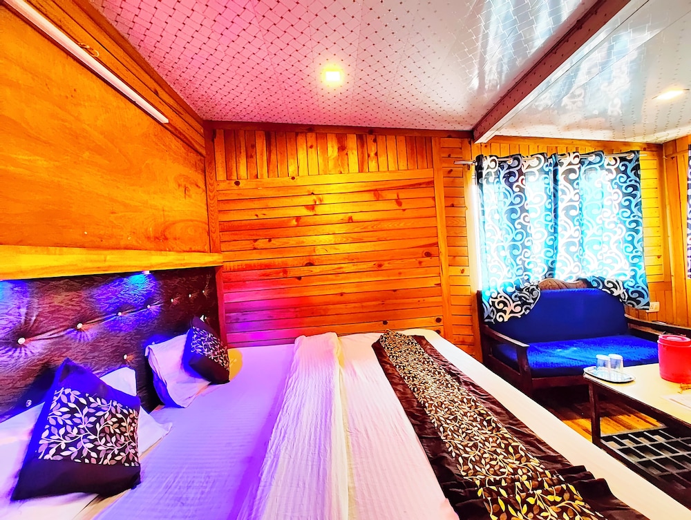 hotel lake view mall road near lake