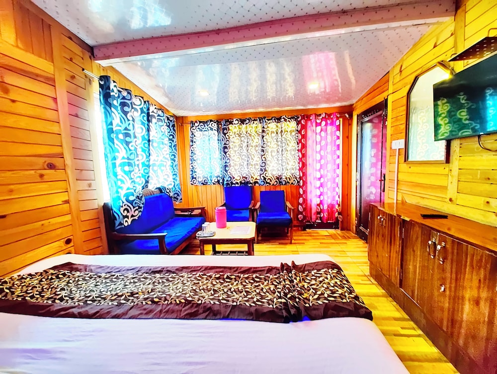 hotel lake view mall road near lake