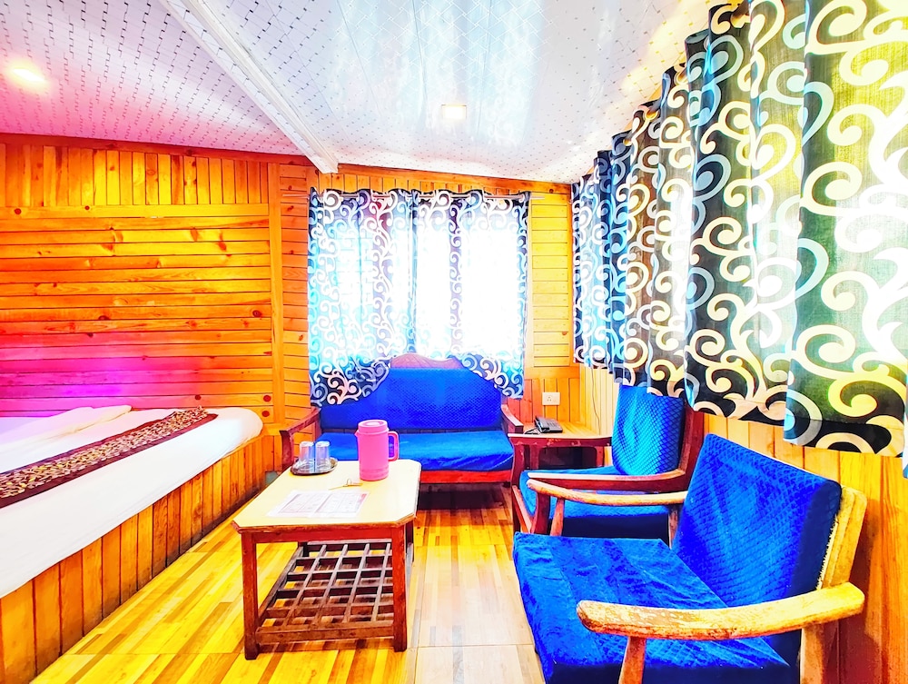 hotel lake view mall road near lake