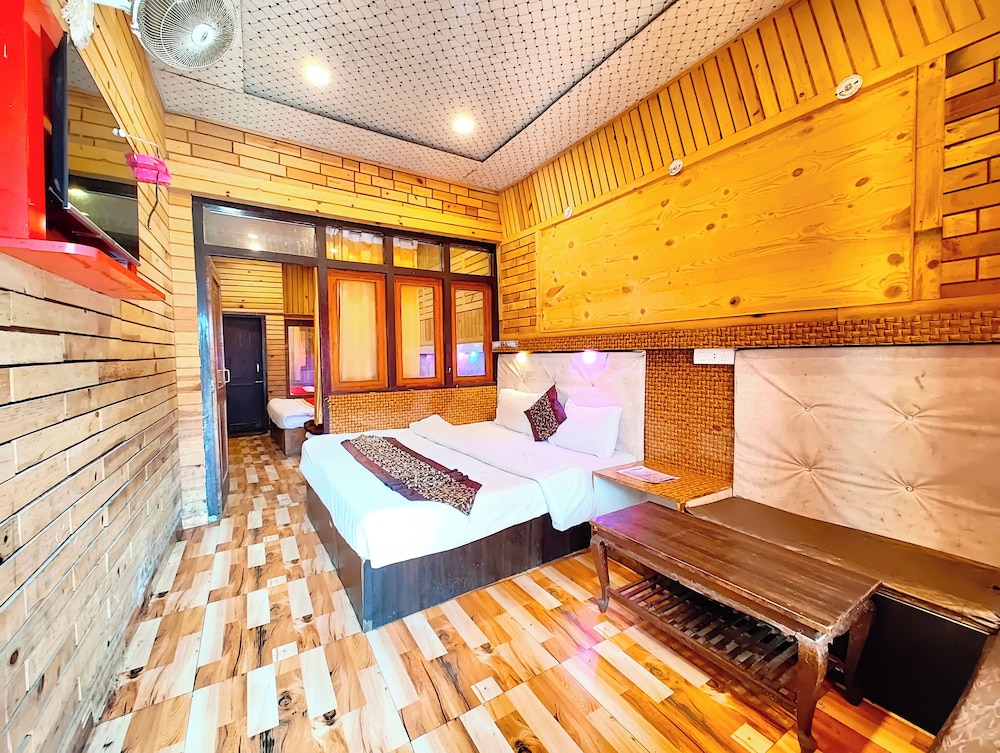 hotel lake view mall road near lake