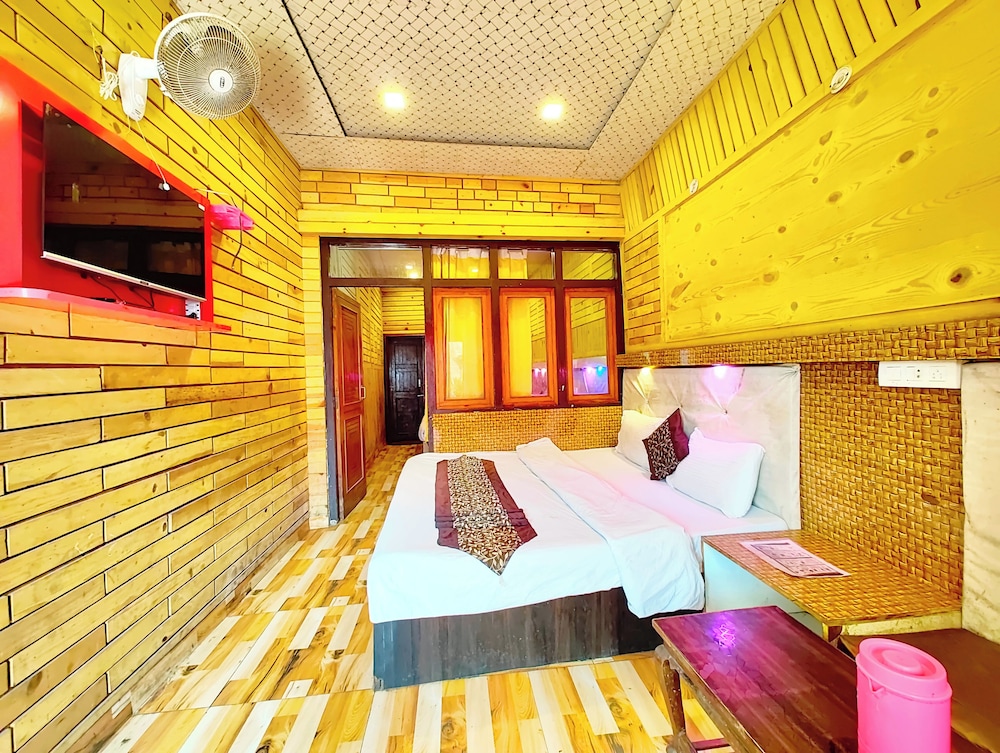 hotel lake view mall road near lake