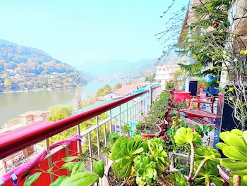 hotel lake view mall road near lake