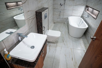 hotel the pearl shine