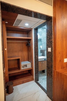 hotel the pearl shine