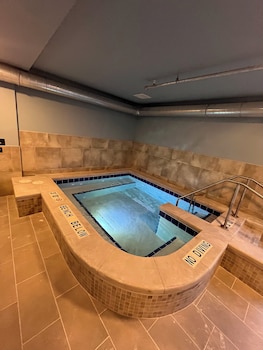 Grandstay Hotel & Suites Kaukauna,,2 star