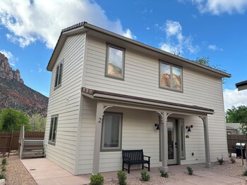 Cottages At Worthington Gallery,789 Zion Park Blvd,4 star