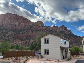 Cottages At Worthington Gallery,789 Zion Park Blvd,4 star